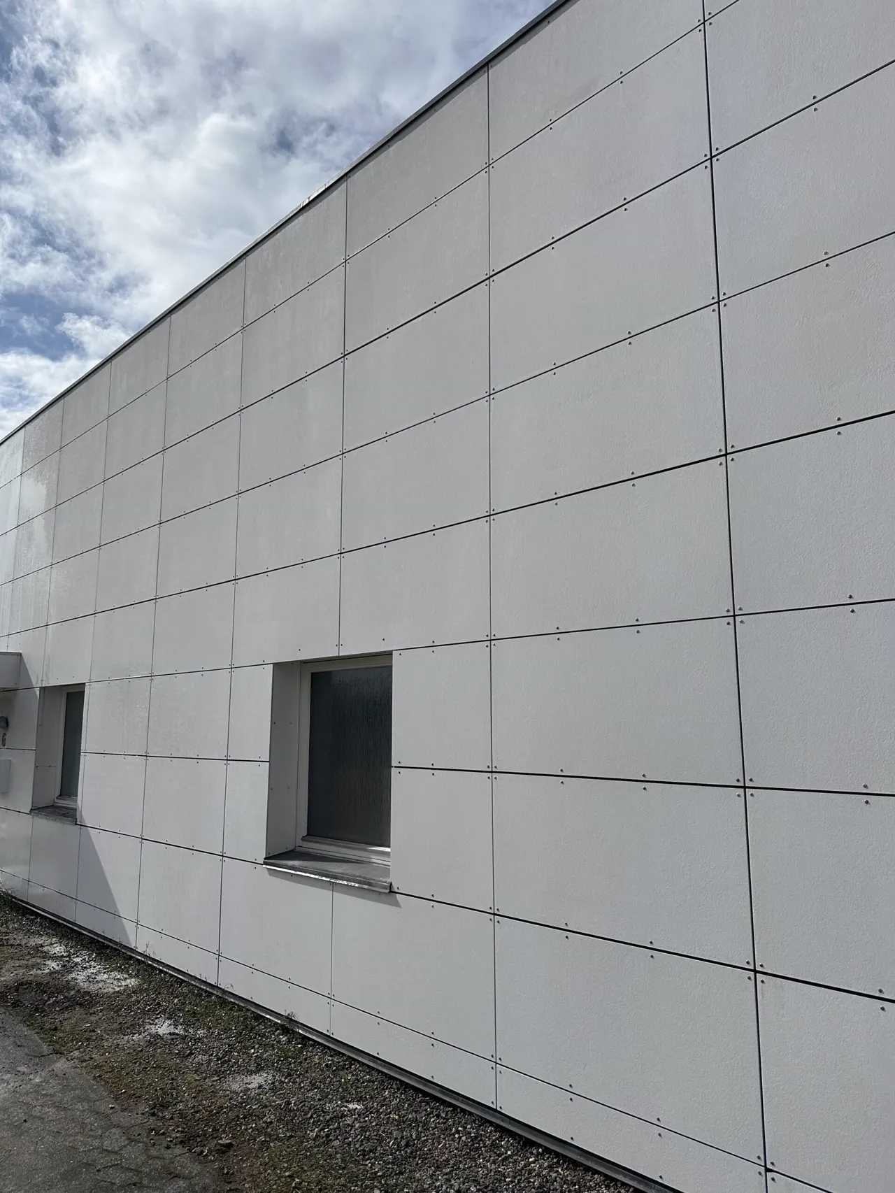 Samme betonelementfacade ensartet og lys efter facaderens
