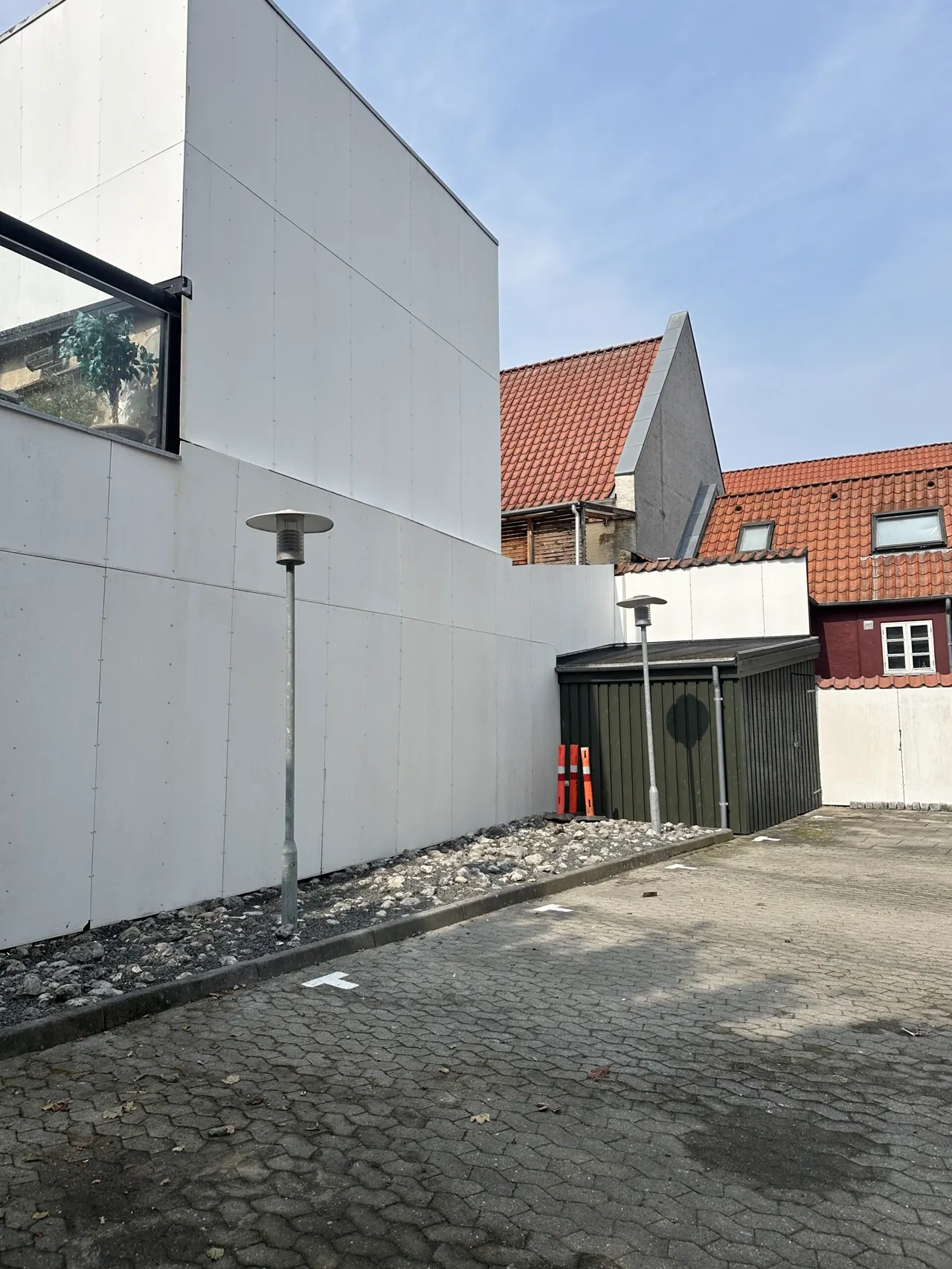Samme facade på nyere byggeri uden striber efter facaderens