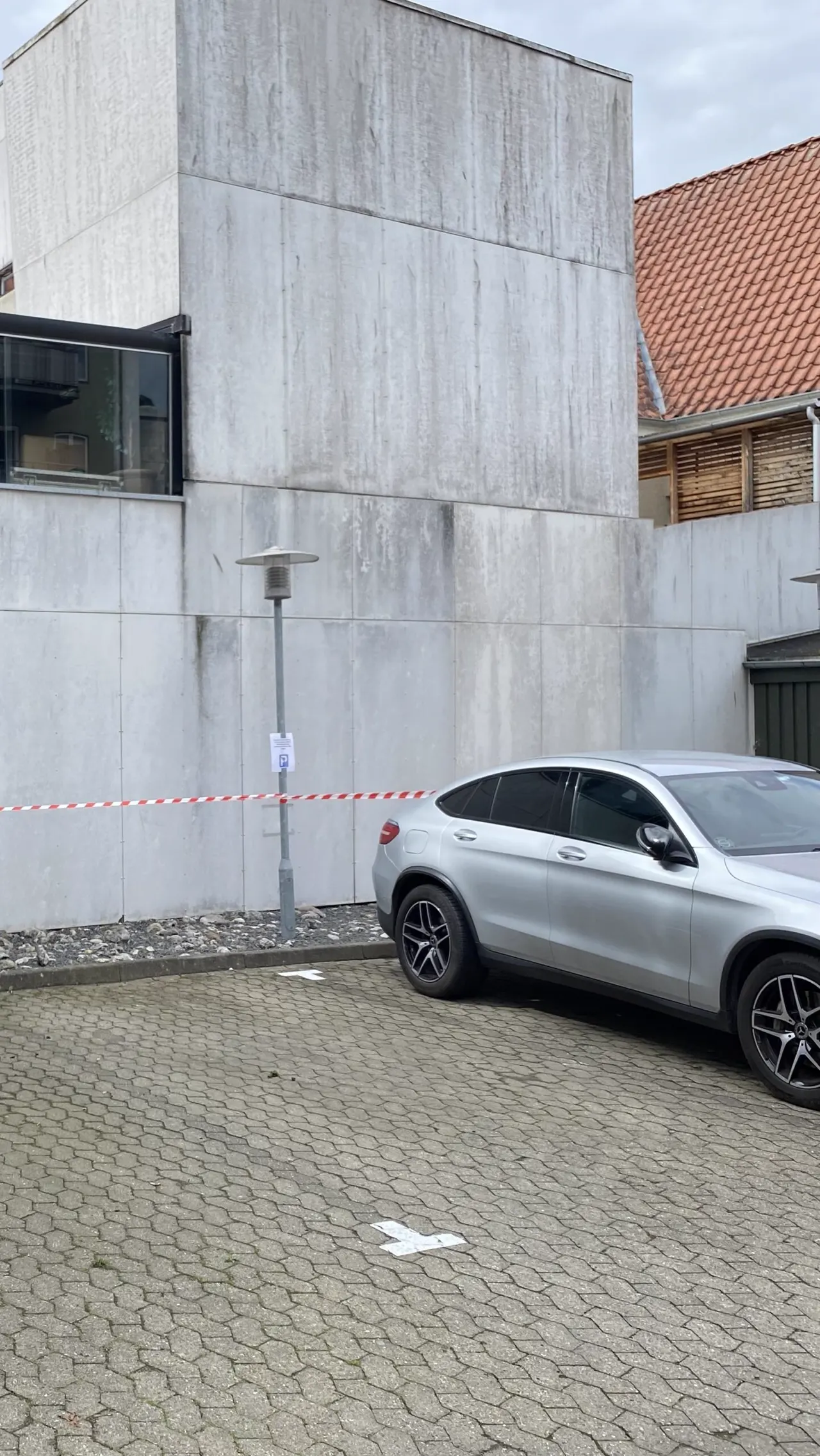 Lys facade på nyere byggeri med mørke vandstriber før facaderens