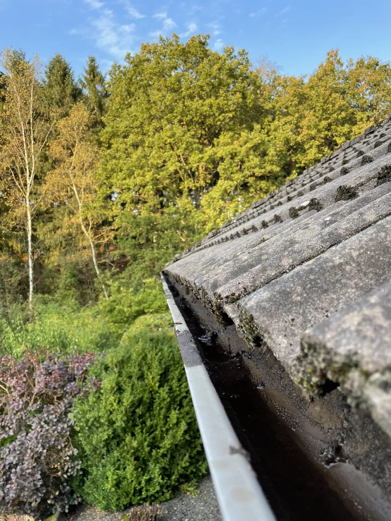 Samme tagrende i Silkeborg renset ned til bunden efter rensning